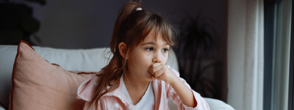 Ein kleines Mädchen leidet unter Pseudokrupp