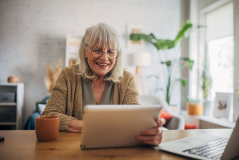 Seniorin freut sich über digitalen Austausch