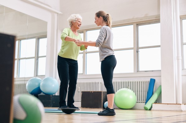 ältere frau auf Therapiekreisel bei reha