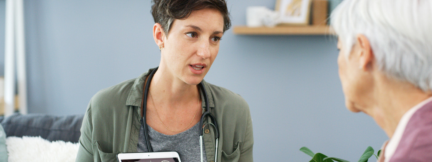 Eine Ärztin erklärt einer älteren Patientin, wie es zu einem Schlaganfall kommt
