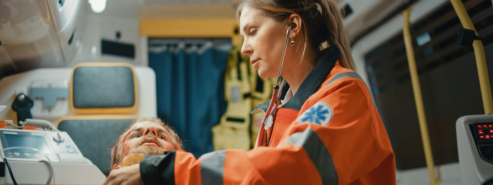 Augenärztin in Halle untersucht Patientin