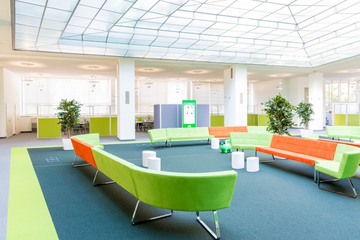 Blick ins leere Kundencenter der AOK Sachsen-Anhalt in Halle