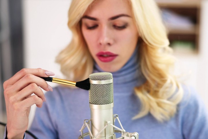 Eine Frau erzeugt binaurale Beats mit einem Pinsel.