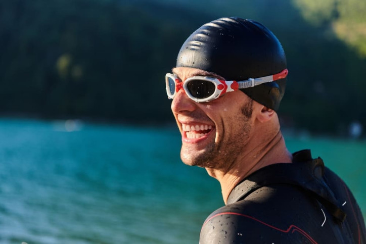 Ein Triathlet mit Schwimmbrille lacht