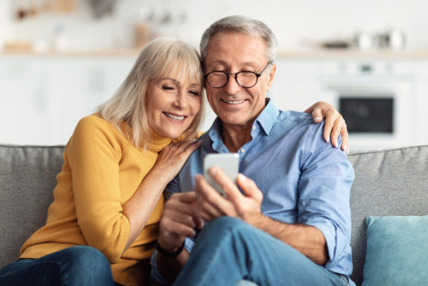 Ein ältere Paar freut sich über hohe Organspendebereitschaft in Sachsen-Anhalt