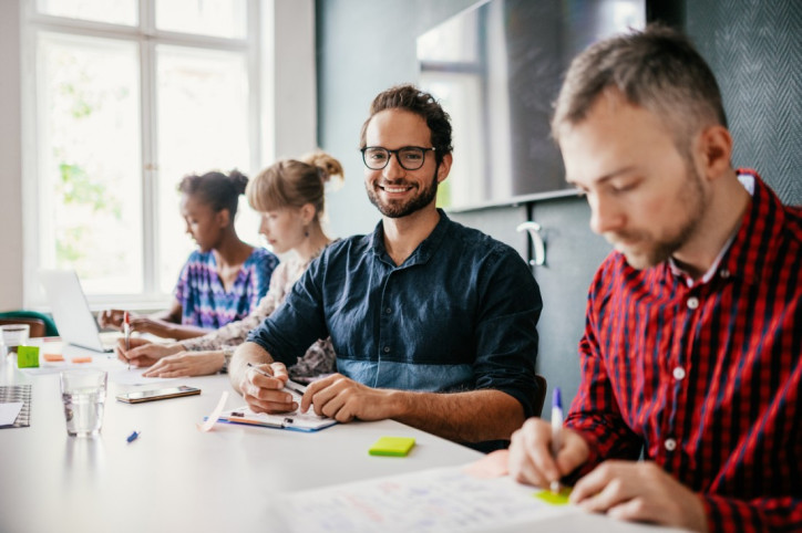Kollegen arbeiten gemeinsam in einem Workshop