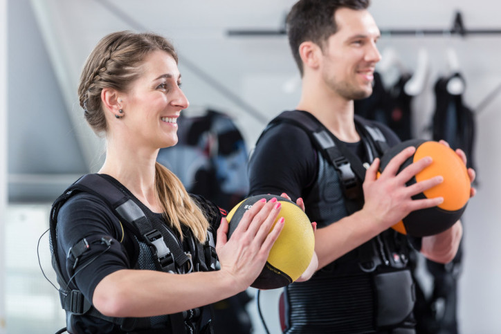 Ein Paar macht gemeinsam EMS-Training
