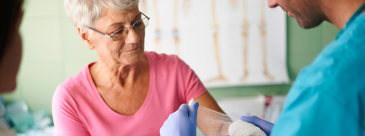 Chronische Wunde einer Seniorin am Arm wird versorgt