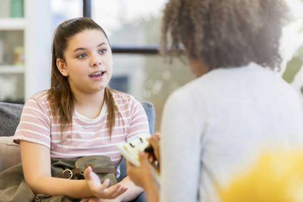 Eine etwa 30-jährige Schwangere frühstückt zusammen mit ihrem Mann und ihrem etwa 1-jährigen Kind.