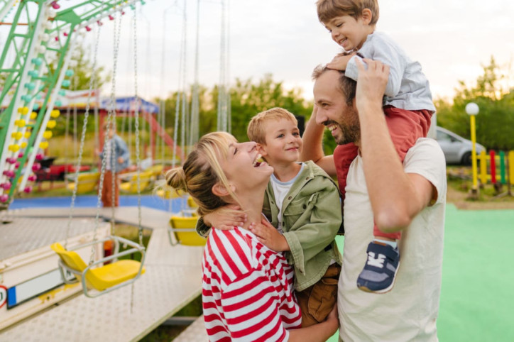 Familie hat Spaß auf einem Jahrmarkt