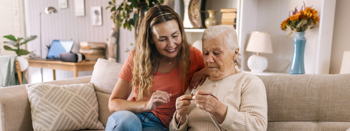 Eine Frau pflegt ihre Mutter zuhause