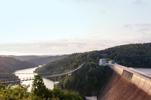 Blick auf Rappbodetalsperre und Hängebrücke.