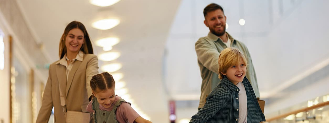 Glückliche Familie besucht Familienmesse in Dessau