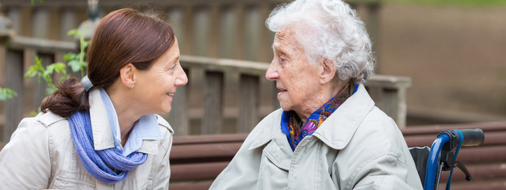Eine Frau leistet Nachbarschaftshilfe bei einer Seniorin