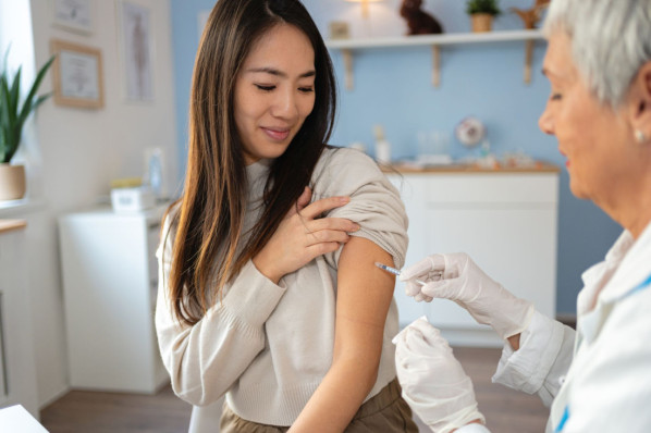 Eine Frau lässt sich gegen Grippe impfen