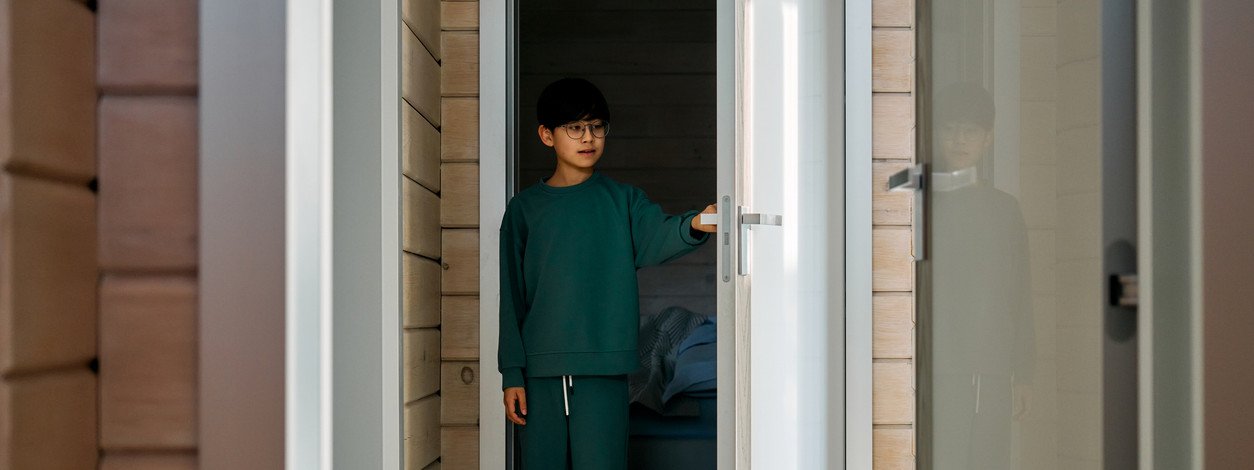 Kleiner Junge von ca 5 Jahren legt im bett und schläft