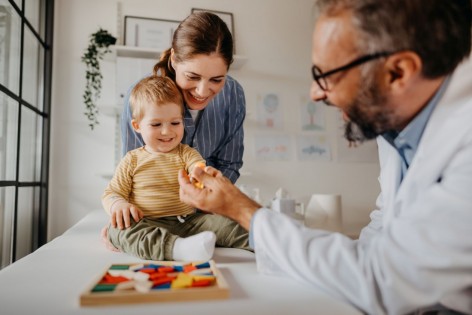 Ein Kind wird von einem Kinderarzt untersucht.