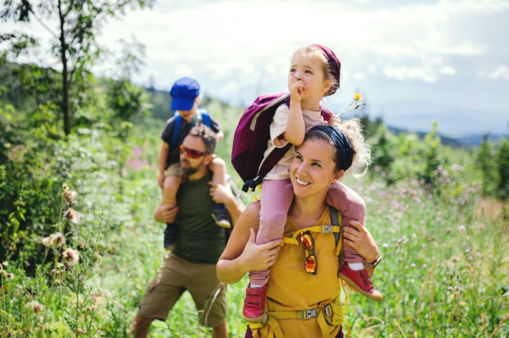 Eine vierköpfige Familie wandert zum Osterspaziergang auf den Brocken im Harz hoch.