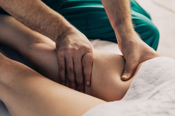 Das Bein einer Patientin mit Verdacht auf Lipödem wird abgetastet