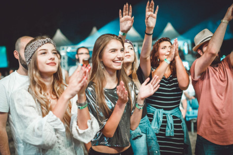 Junge Menschen feiern beim Sputnik Springbreak Festival.