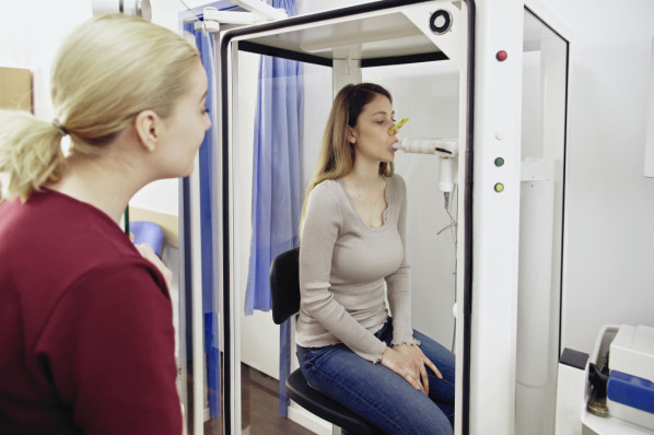 Eine Patientin beim Lungenfunktionstest
