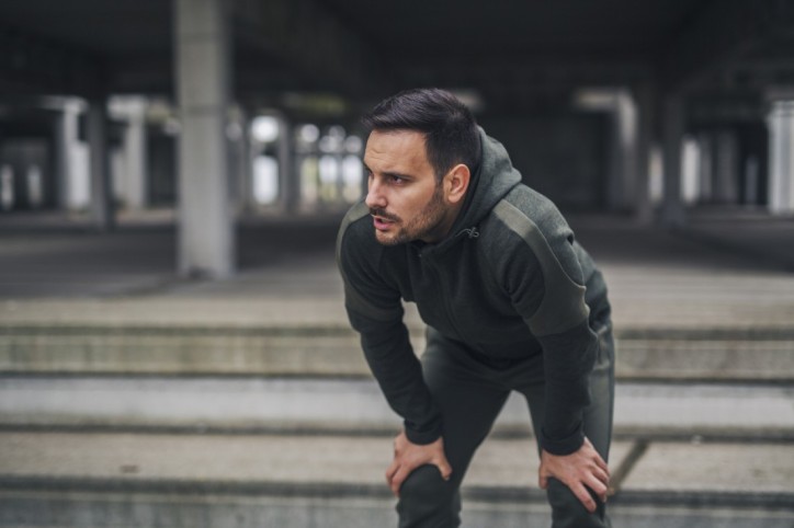 Ein Mann ist aufgrund von Übertraining erschöpft