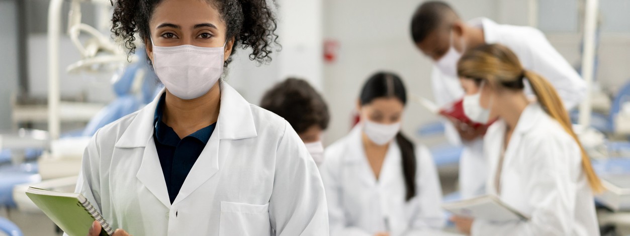Zahnarztmedizinstudenten lernen in der Unimedizin Halle.