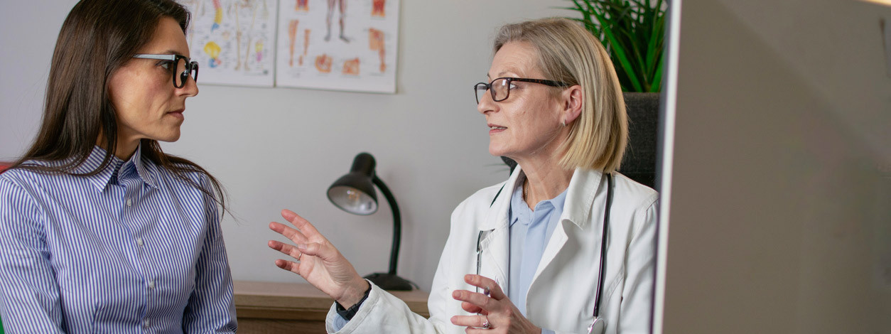 Neue Brustkrebsspezialistin Dessau berät Patientin