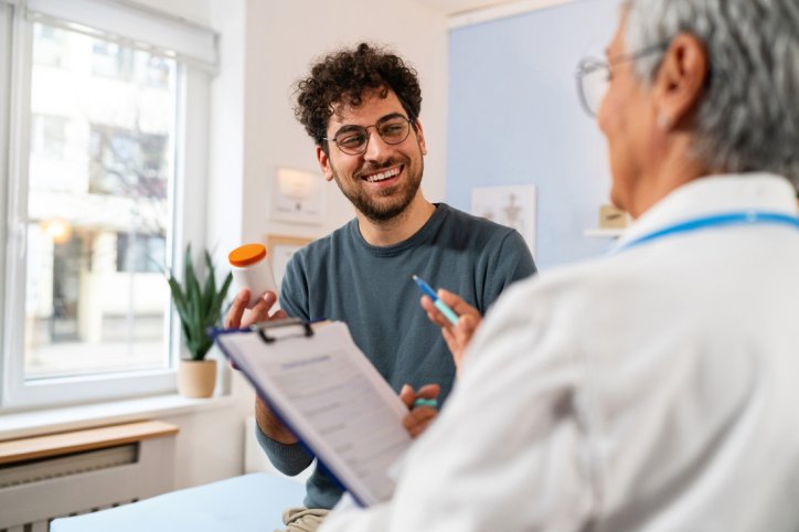 Ein Mann spricht mit einem Arzt über geschlechtssensible Medizin.