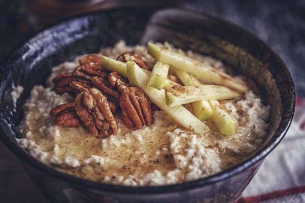 Porridge mit pecanuss und Apfel und Zimt