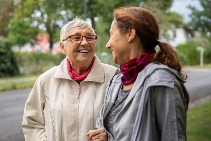 Glückliche ältere Frau und Pflegekraft.