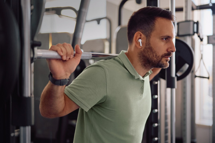 Mann, etwa Mitte 30, trainiert im Fitnessstudio. - AOK Sachsen-Anhalt fördert aktive Gesundheitsvorsorge mit Fitnessstudio-Zuschuss.