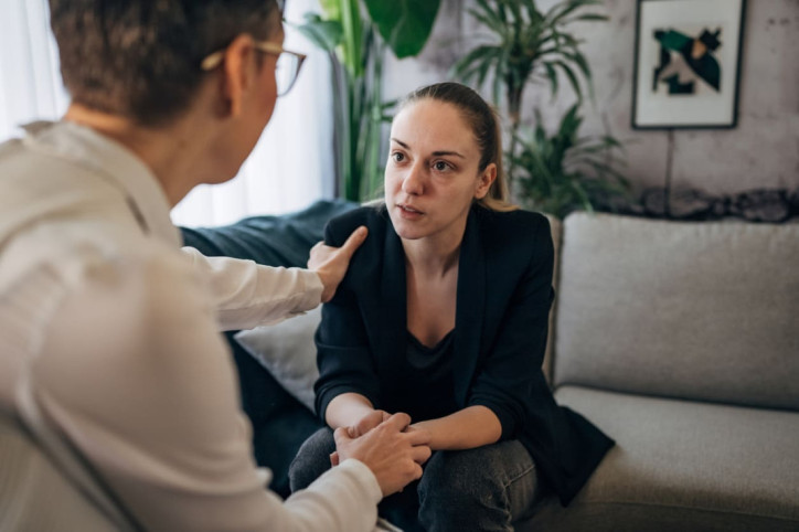 Frau lässt psychosomatische Symptome ärztlich abklären.
