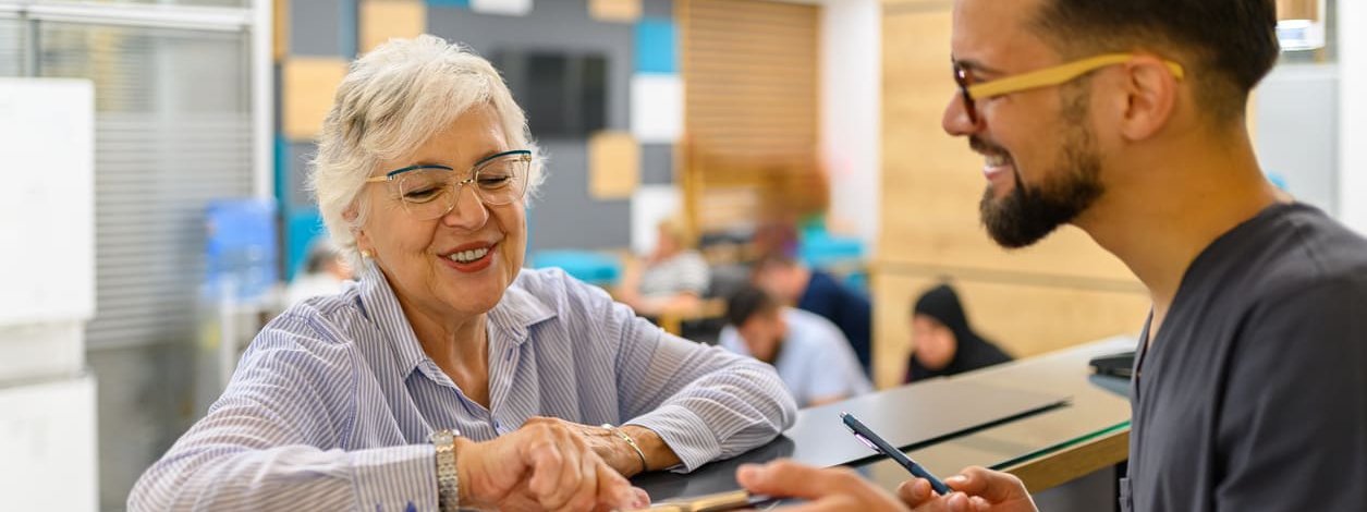 Ältere Patientin wird zum Thema Augen-OP beraten