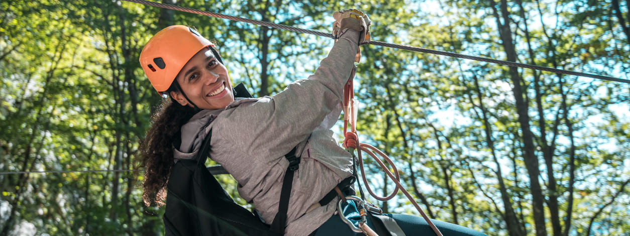 Eine Frau probiert eine Zipline aus