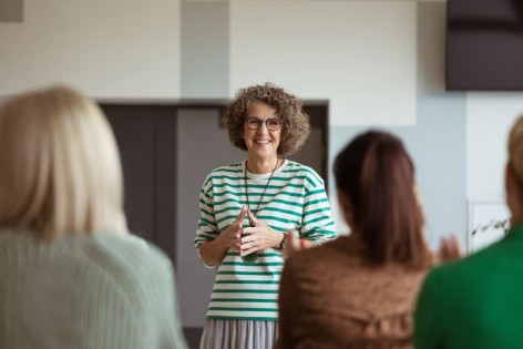 Eine Medizinerin hält einen Vortrag über neurologische Erkrankungen