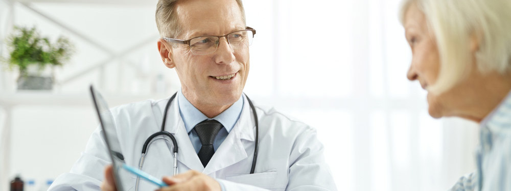 Orthopäde berät Patientin in der Wirbelstäulensprechstunde