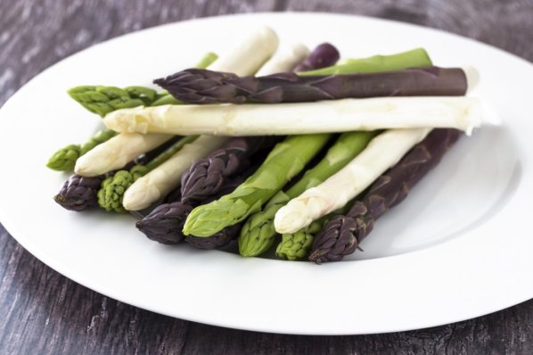 weißer, grüner und violetter Spargel liegen auf einem Teller