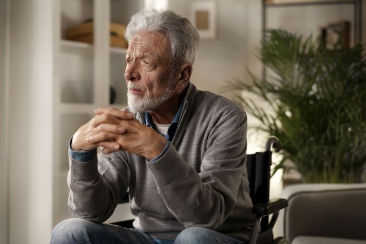 älterer Mann in einem Rollstuhl