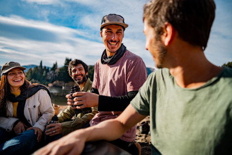 Eine glückliche Freundesgruppe macht Pause beim Aktivurlaub