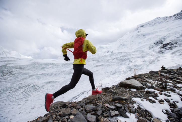 Ein Mann beim Skyrunning auf einem schneebedeckten Berg