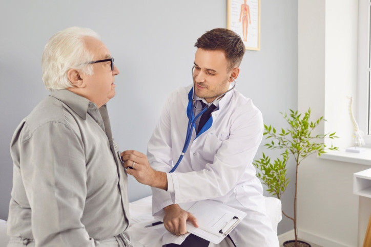 Arzt untersucht Patienten auf COPD-Symptome