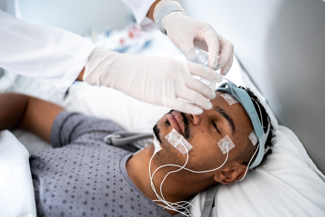 Ein Mann wird nach einem epileptischen Unfall neurologisch untersucht