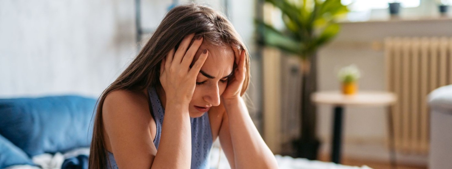 Eine junge Frau leidet aufgrund von Schlafapnoe unter Tagesmüdigkeit