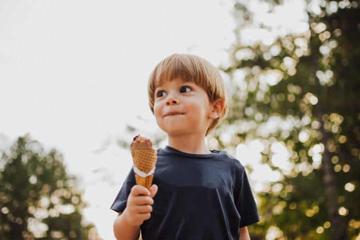 Kleinkind mit Eiswaffel im Park