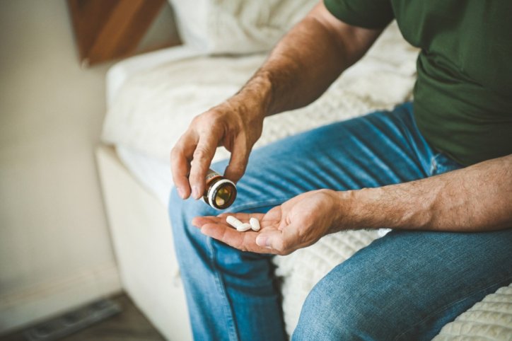 Ein Mann behandelt Mykoplasmen mit Antibiotika