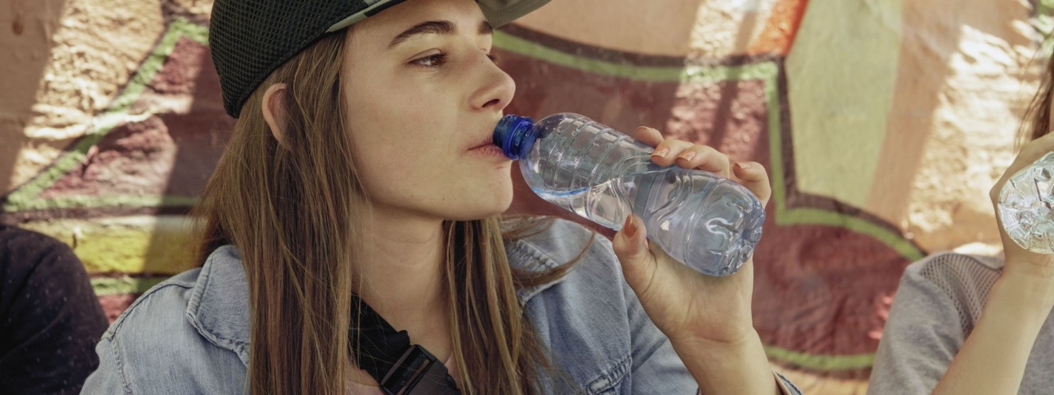 Mädchen trinkt Wasser