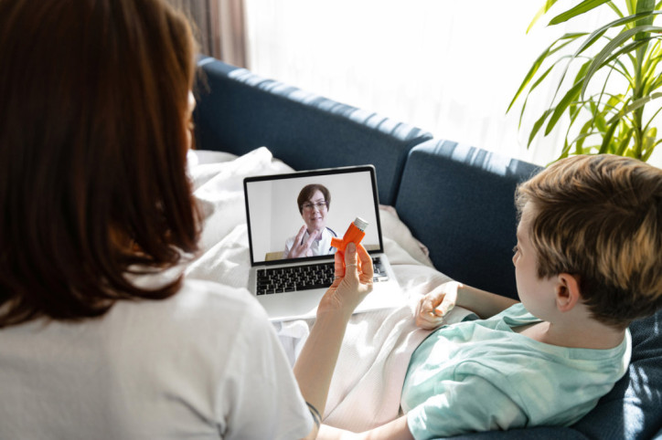 Eine Mutter und ihr Sohn lassen sich zu Mukoviszidose beraten