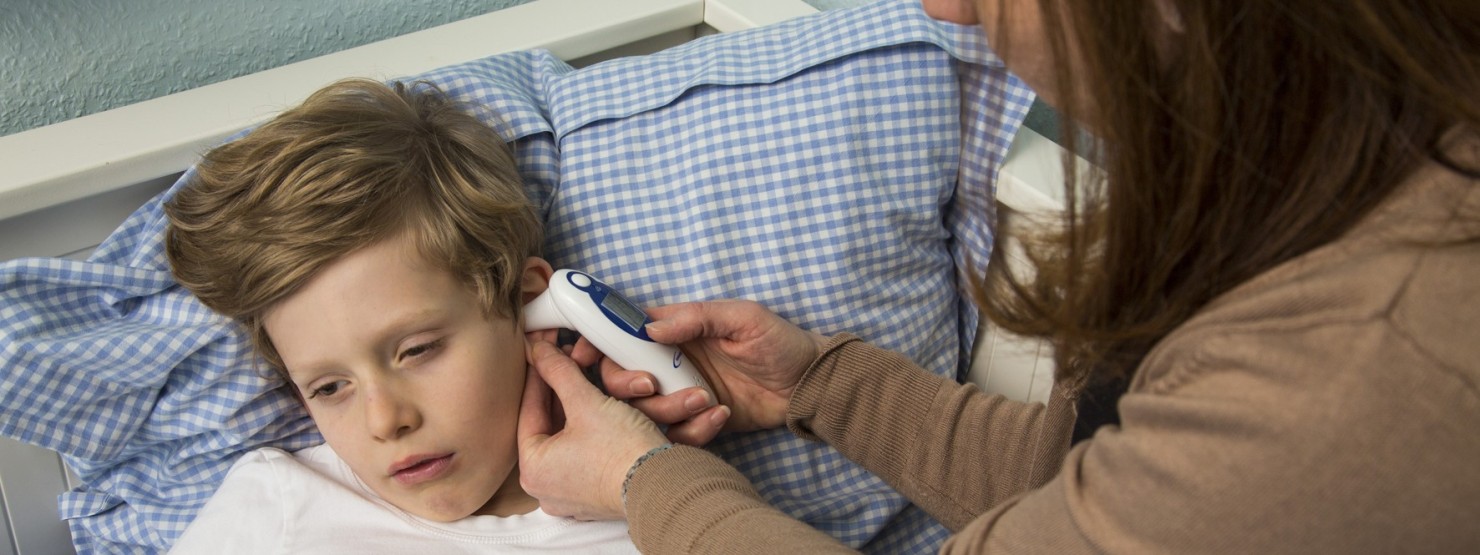Fiebermessen bei einem Kind
