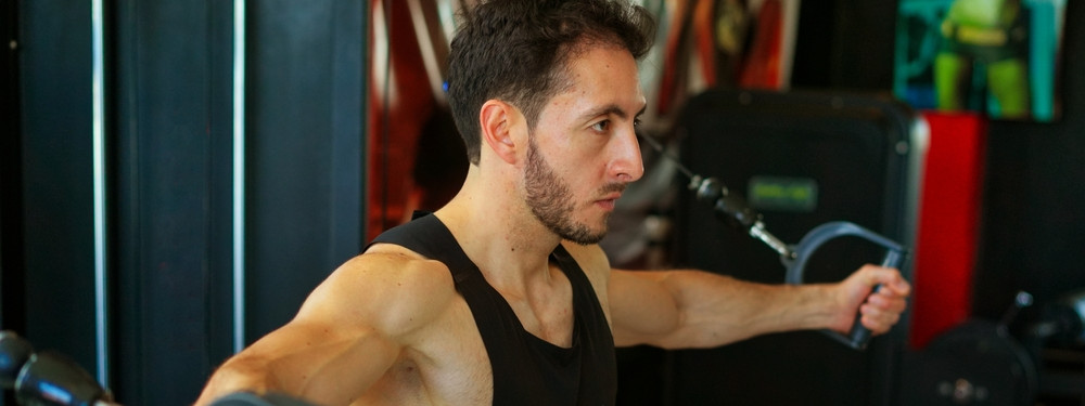 Ein Mann trainiert seinen Brustmuskel mit Hilfe der Mind-Muscle-Connection.